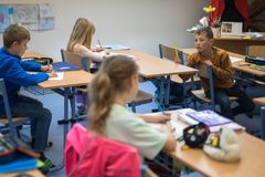 Anketa: Hodnocení má žáky motivovat, ne srážet. Přínosem je i pro nás, říkají učitelé