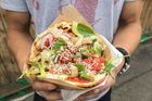 Vyhlášenou tureckou specialitu připravuje tak, aby chutnala co nejvíc jako v Berlíně, kde je kebab jedním z nejpopulárnějších rychlých občerstvení.