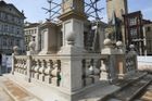 Takto to na Staroměstském náměstí vypadalo ráno před vztyčením největší části kopie mariánského sloupu ze 17. století. Podbetonované základy a sokl, který obklopují tři schody a balustráda, už byly připravené.