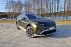 Škoda Enyaq má po faceliftu, který jej přiblížil menšímu Elroqu. Teď auto oficiálně vstupuje na český trh.
