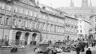 Němečtí vojáci před Zemským vojenským velitelstvím v Praze na Malostranském náměstí 15. března 1939.