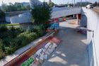 Opravený podchod na pražské Vltavské je po tři čtvrtě roce pomalovaný tagy a graffiti. Design, který porota České ceny za architekturu nominovala mezi 29 nejlepších staveb loňska, je pryč.