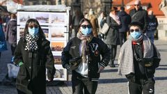 Ilustrační foto - lidé, Praha, koronavirus, pandemie, covid-19, rouška, respirátor, turisté