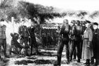 Po březnové okupaci v roce 1939 přešla správa Kobyliské střelnice do rukou wehrmachtu. Ten po útoku na Reinharda Heydricha propůjčil střelnici gestapu k popravám českých vlastenců a dalších nepohodlných lidí odsouzených v době II. stanného práva (27. 5. - 3. 7. 1942). Na snímku: Černobílá reprodukce obrazu z popravy (8. 7. 1943) českých četníků Františka Rajmona, Františka Famfulíka, Josefa Bojase a Jana Jiráska, kteří spolupracovali s odbojem.