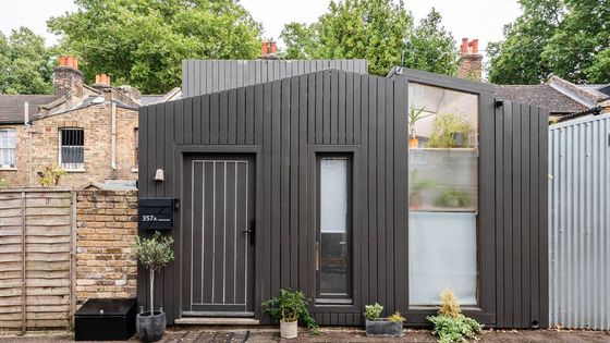 Vypadá jako kůlnička, ale skrývá v sobě překvapení. Trendy domek si můžete pronajmout