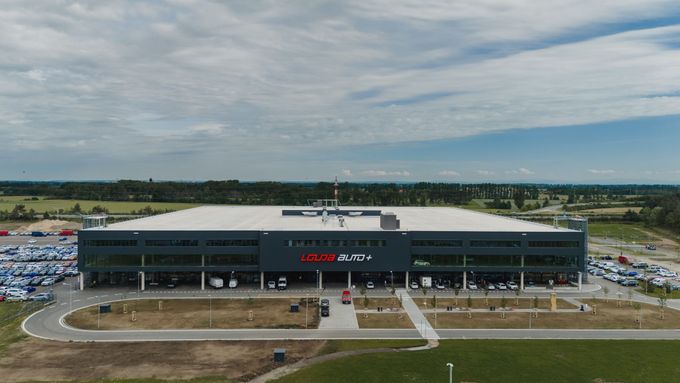 Autosalon stojí u dálnice D11 v Poděbradech.