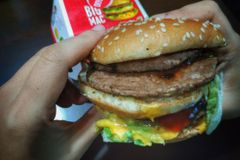 Řetězec McDonald's v EU prohrál soud. Kuřecí Big Mac už není jen jeho