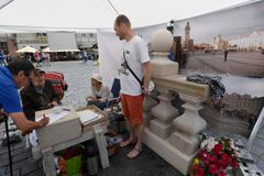 Příznivci mariánského sloupu stále neopustili Staroměstském náměstí