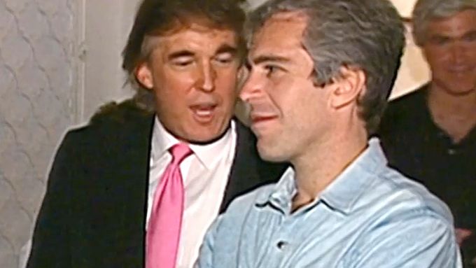 Z novinářova vyprávění vychází Trump a Epstein (uprostřed) jako dva bezskrupulózní obchodníci s vášní pro ženy - s oblibou se například sázeli o to, kdo svede manželky jejich přátel.