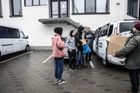 Dobrovolníci v kišiněvském Cru Moldava vynášejí z auta náklad humanitární pomoci.