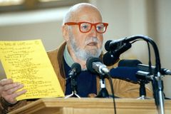 Ferlinghetti a Češi: Zábranovi kreslil psíky, podporoval vězně. Jeho verše četl Klaus
