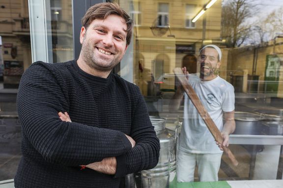 "Mléko je každý den jiné. Zkušený sýrař musí umět rozpoznat, jak se bude chovat. Právě tahle dovednost dělá z Micheleho mistra," chválí Marco svého společníka.