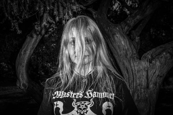 "V metalu se koncentruje ohromná energie. Může tak fungovat jako ventil vzteku a frustrace, které v sobě máte nashromážděné," přibližuje spisovatelka.
