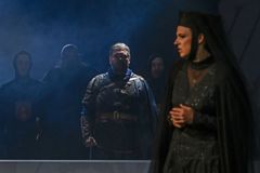 Rytíř, podle kterého se jmenuje věž na Hradě. Ostravské divadlo uvádí Smetanovu operu