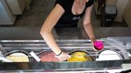 "Většina našich ingrediencí, ať už to jsou stoprocentní pistáciové a vanilkové pasty, nebo ovocné pasty, pochází přímo z Itálie. Zakládáme si na přírodních surovinách nejvyšší kvality. Mohli bychom jenom smíchat prášek s vodou a dělat zmrzlinu za desetinový náklad. To jsme ale nikdy nechtěli," zdůrazňuje Lerch.