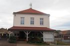 Na začátku celého příběhu je tato bývalá hospoda v Zaječicích a přilehlý stánek. Před dvěma lety si Jana Novotná, někdejší šéfkuchařka pražské restaurace, oba zašlé objekty koupila a zrenovovala.