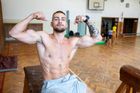 A jak překonat strach z pádů? "Představte si tabulku čokolády," míní Jakub, "ze které při každém pokusu uždibujete jednotlivý čtvereček. Nakonec ji jednou sníte, respektive pohltíte onen strach. Postupně začnete rozumět každému pohybu, jak bezpečně a sebejistě skočit na druhou překážku. Nejde to ale hned, chce to čas," uzavírá.