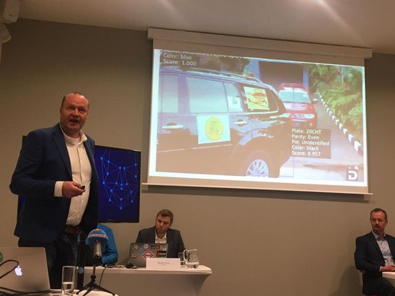 Umělá inteligence umí rozpoznat i auta, pomáhá tak v práci třeba policistům.