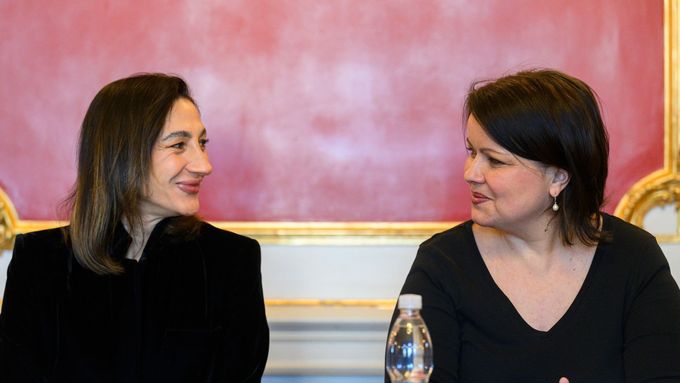 Představitelky Manon Lescaut Ghiulnara Raileanuová (vlevo) a Petra Alvarez Šimková na tiskové konferenci k premiéře inscenace opery Giacoma Pucciniho Manon Lescaut.