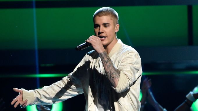 "Zaměřte se na reálné problémy. Jdete po mně, protože chci určitý druh kočky?" ohradil se Bieber.