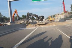 Dálnice D11 je po demolici mostu znovu otevřená, ministerstvo hledá viníka zdržení
