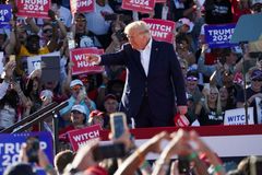 Volby v USA nevyhraje Biden ani Trump. Banka vydala "šokující" prognózy pro rok 2024