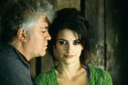 Almodóvar ji označuje za svou celoživotní múzu. A ona zase deníku New York Times popsala, jak si už jako dospívající dívka v Madridu na kazetách Betamax neustále pouštěla jeho filmy a snila o tom, že jí o 25 let starší režisér jednou nabídne roli.
