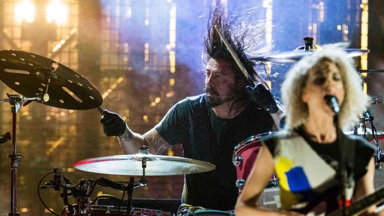 Bubeník Nirvany Dave Grohl a zpěvačka St. Vincent hrají píseň Lithium od Kurta Cobaina.
