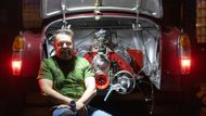 Valdemar Vašenda je hlavním mechanikem, který se podílí na proměně Tatry 603 v expediční speciál.
