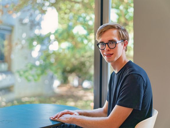 "Politici bývají za pozornost kamer rádi, obzvlášť když řeknete, že jste youtuber. Najednou mají pocit, že se o ně zajímají mladí lidé," upozorňuje Špaček.