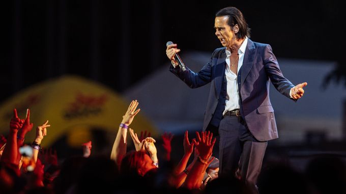 Skladba Red Right Hand, jak ji Nick Cave hrál v Praze, s charakteristickými údery do zvonkohry. Foto: Lukáš Bíba