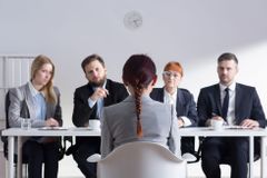 Průzkum: Firmy loni poptávaly HR i IT pracovníky, mzdy napříč odvětvími stagnovaly