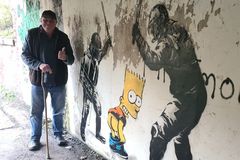 Muž ukázal pozadí na policejní kameru. Umírám a plním si sny, fandí mi i Banksy, říká