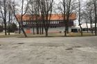 Architekti ze studia A8000 dostali za úkol vybudovat v areálu víceúčelový prostor, který by kromě výstav mohl hostit i divadla, koncerty, konference nebo diskuse. Místo stavění nové budovy se studio rozhodlo pustit se do rekonstrukce už stávajícího pavilonu z pera českobudějovických architektů Libora Erbana a Jana Bendy.