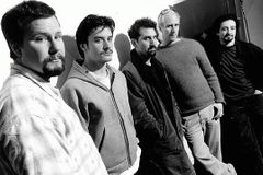 Před Faith No More zahrají svatebčané sešlí z cesty