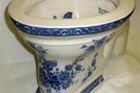 Porcelánová toaleta Johna Lennona zavražděného v roce 1980 v New Yorku byla vydražena v Liverpoolu za zhruba 300 tisíc korun neznámým Američanem.