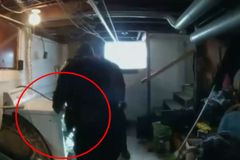 "Co to je?" Policisté nevěřili svým očím, kam se vysoký muž dokázal schovat