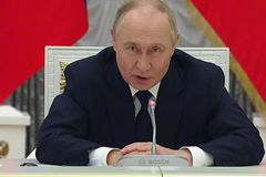 To si neuhlídal. Putin se tvrdě obul do západních firem, "zradil" ho ale mikrofon