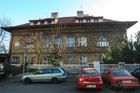 V Praze 10 v ulici Bratří Čapků stojí dvojdomek, který v roce 1924 dostavěl architekt Ladislav Machoň.