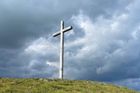 Radobýl, na jehož vrcholu se tyčí velký kovový kříž, získal typickou siluetu odtěžením velké části západní strany.