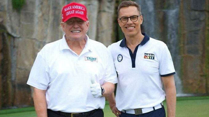 Prezidenti USA a Finska Donald Trump a Alexander Stubb na golfu v Trumpově sídle v Mar-a-Lago na Floridě (29. března 2025).