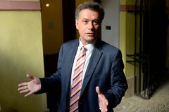 Blažek žádal jména soudců, kteří rozhodovali v bytové kauze. Figurují v ní jeho známí