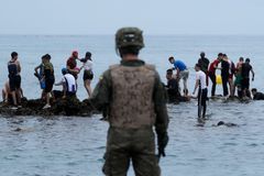 Napětí na španělsko-marocké hranici pokračuje. Migranti se snaží dostat i do Melilly