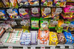 Škola nedodržovala pamlskovou vyhlášku. Teď by měl problematický automat zmizet