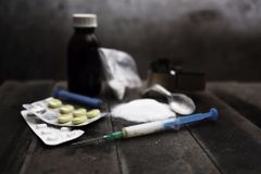Půl kila pervitinu za noc. Policie odhalila drogový gang, laboratoř měl i na jachtě