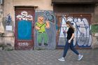 Po městě maluje desítky koček v ukrajinských barvách, co chytají rakety do sítě, jinde chrání děti, o kus dál se smějí ruské propagandě. Jsou fenoménem jihoukrajinského města a odporu. "Běžně mi lidé píší, jak jim zvedly náladu," říká umělec mluvící za anonymní skupinu pod jménem LBWS. Identitu prozradit nehodlá. I proto, že se bojí o život. "Rusové dělají genocidu, v Chersonu mi mizí přátelé," dodává. Chce, aby za něj mluvilo jeho dílo. Aktuálně.cz s ním mluvilo na lavičce v potemnělé Oděse, chvíli před zákazem vycházení.