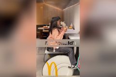 Cvičit a zároveň se cpát jídlem? Záběry z McDonald's rozvášnily lidi po celém světě