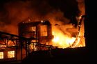 Čtyřpodlažní budova je kompletně v plamenech. Během noci se propadla střecha a stropy a bortí se i obvodové zdi. Kvůli silnému větru se oheň rozšířil i na okolní objekty a hasiči tak vyhlásili nejvyšší možný stupeň požárního poplachu.