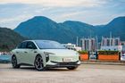 Skoro pětimetrový sedan Hongqi EH-7 s 540 reálnými kilometry si dojel pro stříbro.