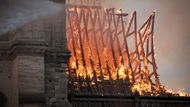 Notre-Dame není jen kostel. Je to místo, kde se psala francouzská i evropská historie - od korunovací po revoluční události. Hořící střecha pro mnohé lidi symbolizovala křehkost kulturního dědictví.
